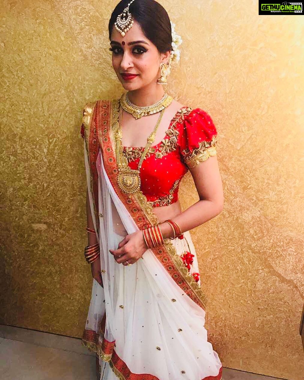 Dipika Kakar Instagram - There’s something about traditional attire that simply makes festivities a whole lot brighter! #HappyFestiveSeason
