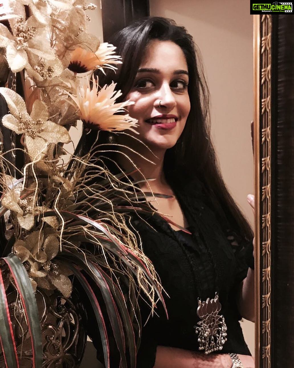 Dipika Kakar Instagram - Where flowers bloom, so does hope and happiness. #ShineOn #WeekendVibes