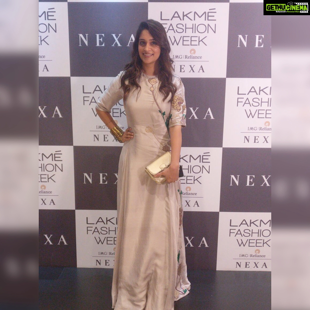 Dipika Kakar Instagram - Love the confluence of rich embroidery, appliques, impeccable weaves, color and fusion touch of @osaabyadarsh @lakmefashionwk .Do you like my outfit?? #lakmefashionwk