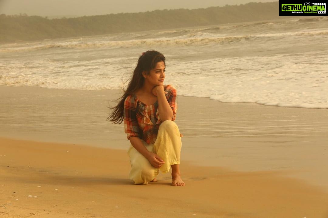 Dipika Kakar Instagram - The sand, the sea, the soft blowing breeze, It's scenic beauty simply puts my heart at ease. #SummerVibes #Peaceful