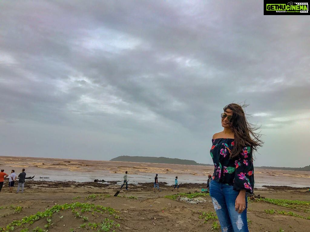 Dipika Kakar Instagram - Thunders and beaches, quite an undermined combination😉 #Goa #TravelDiaries