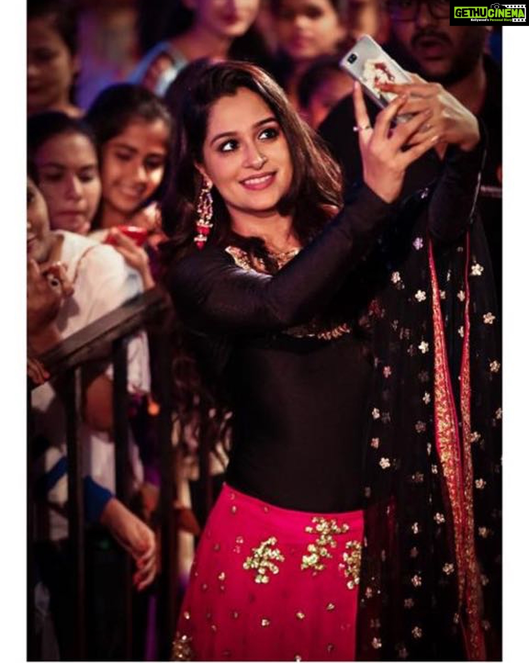 Dipika Kakar Instagram - There something about doing the traditional #garba with festive fever that puts a huge smile on my face, every year! 💃🏻😁 #Navratri2017 #DandiyaDhamaal2017