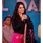 Dipika Kakar Instagram – There something about doing the traditional #garba with festive fever that puts a huge smile on my face, every year! 💃🏻😁 #Navratri2017 #DandiyaDhamaal2017