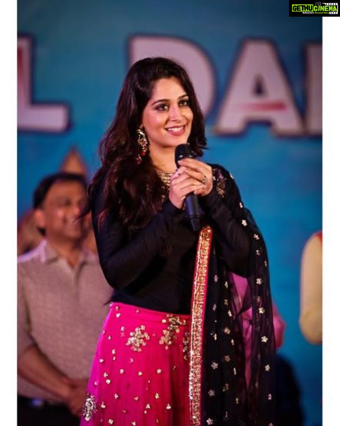 Dipika Kakar Instagram - There something about doing the traditional #garba with festive fever that puts a huge smile on my face, every year! 💃🏻😁 #Navratri2017 #DandiyaDhamaal2017