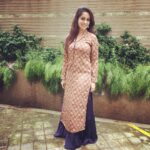 Dipika Kakar Instagram – feeling happy in what i love to wear the most.. 😍 wear what you love to.. #ootd #ethnic #indianwear #jhumka #jhumkalove #happyme