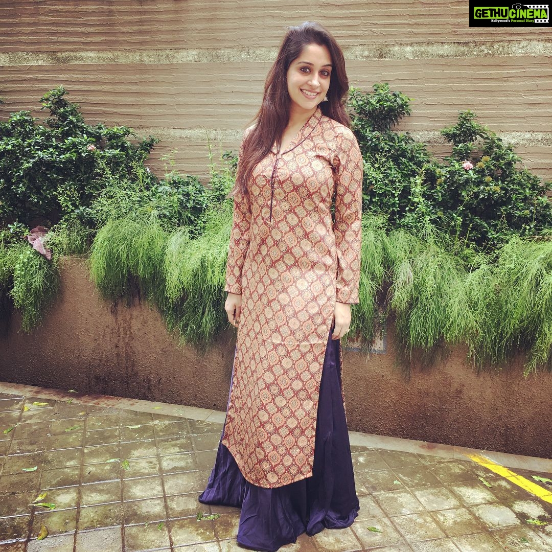 Dipika Kakar Instagram - feeling happy in what i love to wear the most.. 😍 wear what you love to.. #ootd #ethnic #indianwear #jhumka #jhumkalove #happyme