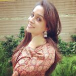Dipika Kakar Instagram - feeling happy in what i love to wear the most.. 😍 wear what you love to.. #ootd #ethnic #indianwear #jhumka #jhumkalove #happyme