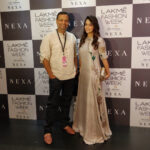 Dipika Kakar Instagram - Love the confluence of rich embroidery, appliques, impeccable weaves, color and fusion touch of @osaabyadarsh @lakmefashionwk .Do you like my outfit?? #lakmefashionwk