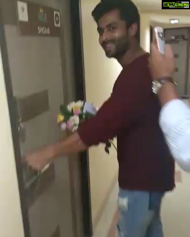 Dipika Kakar Instagram - after playin treasure hunt for 10 chits this was hid final gift 😘😘😘😘😘 Happpyyyyyy birthdayyyy @shoaib2087 !!!! Thank you allll for being a part of my surprise !!!! akram, amjad bhai,kshipra,nikhil, anirbaan, nidhi @aaryankakkar_celebrity_manager @shruti_aaryan thank u soooo much ❤️❤️❤️❤️❤️