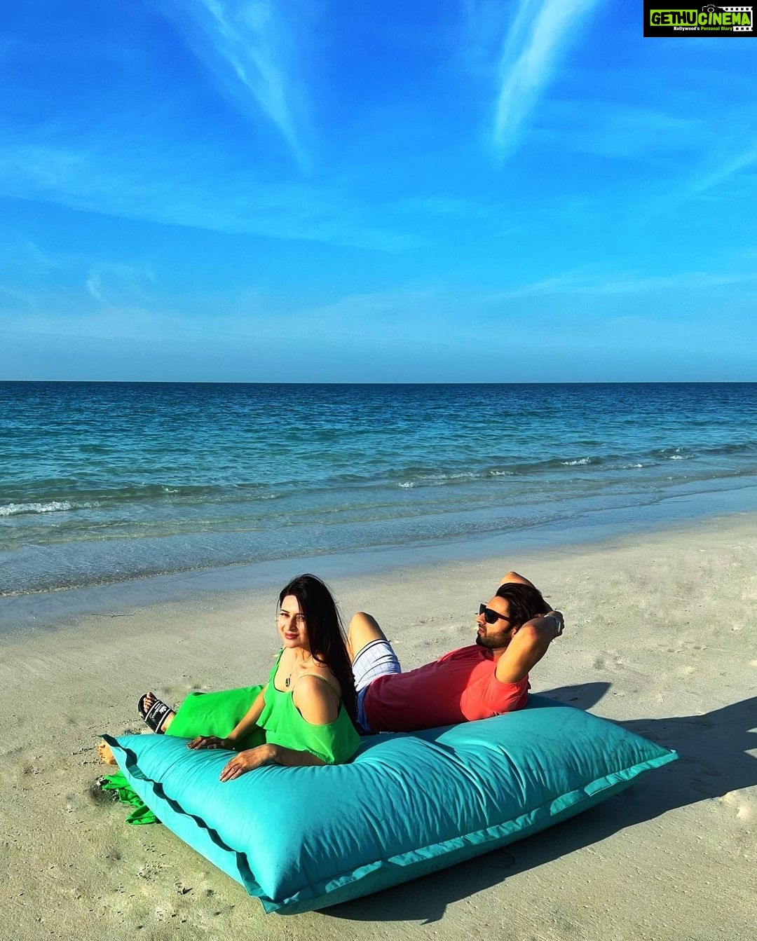 Divyanka Tripathi Instagram - Sundays be like 💙💚😇 #Nostalgic #travel #divek . . @styleislandofficial 👗 @stylingbyvictor @sohail__mughal___ Jumeirah Saadiyat Beach