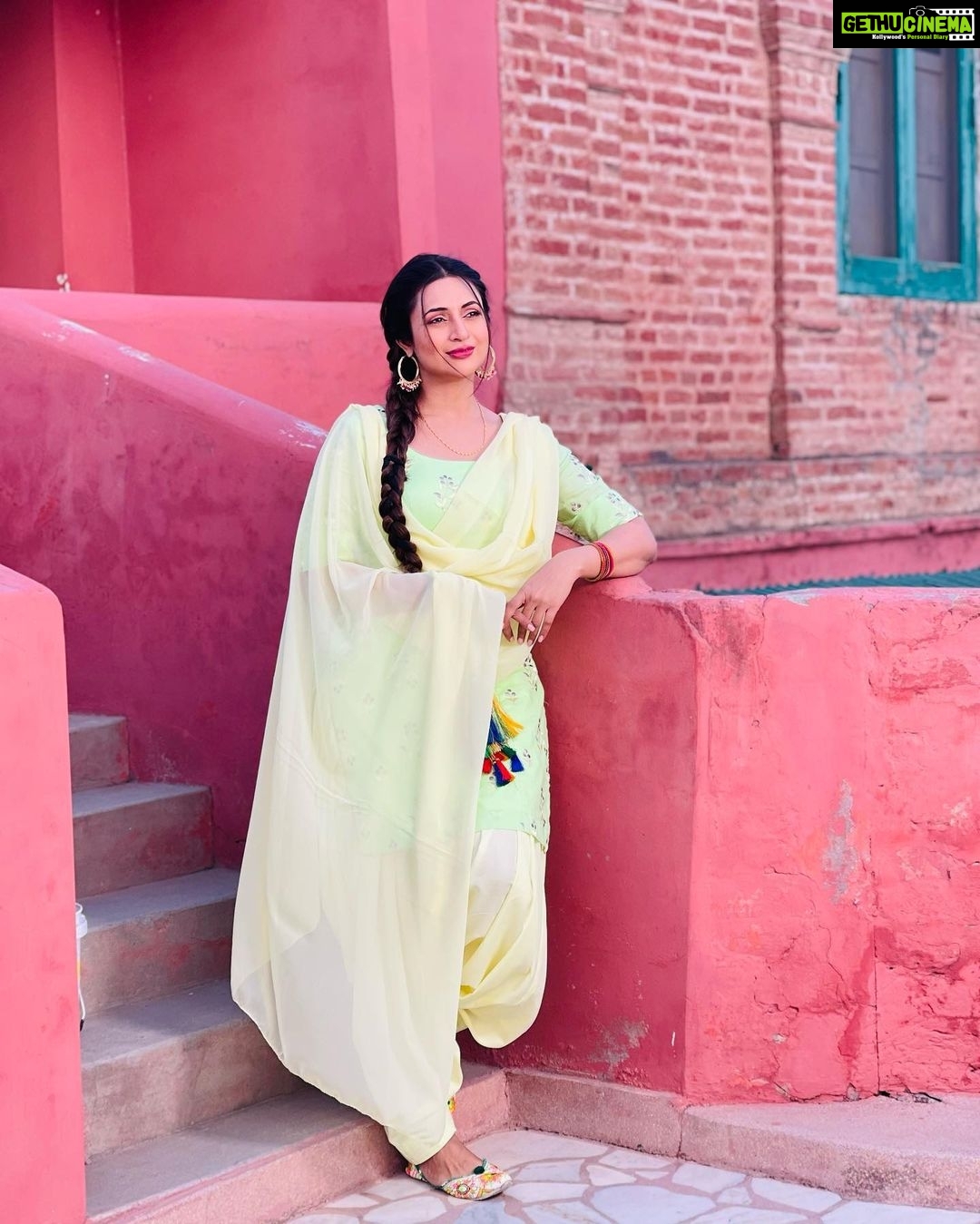 Divyanka Tripathi Instagram - Patiala ki galiyon se aa rahi hai woh kal...😍 #BabulDaVehda