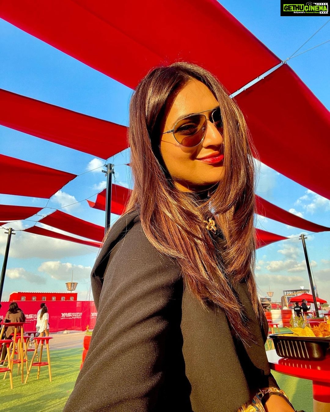 Divyanka Tripathi Instagram - Sharing a selfie I clicked for the prefect mix of sunlight, blue cloud-speckled sky, red-ribbon background & the green-grass carpet! I love a #PlayOfColours 🌞🔵☁️♣️♥️🟩