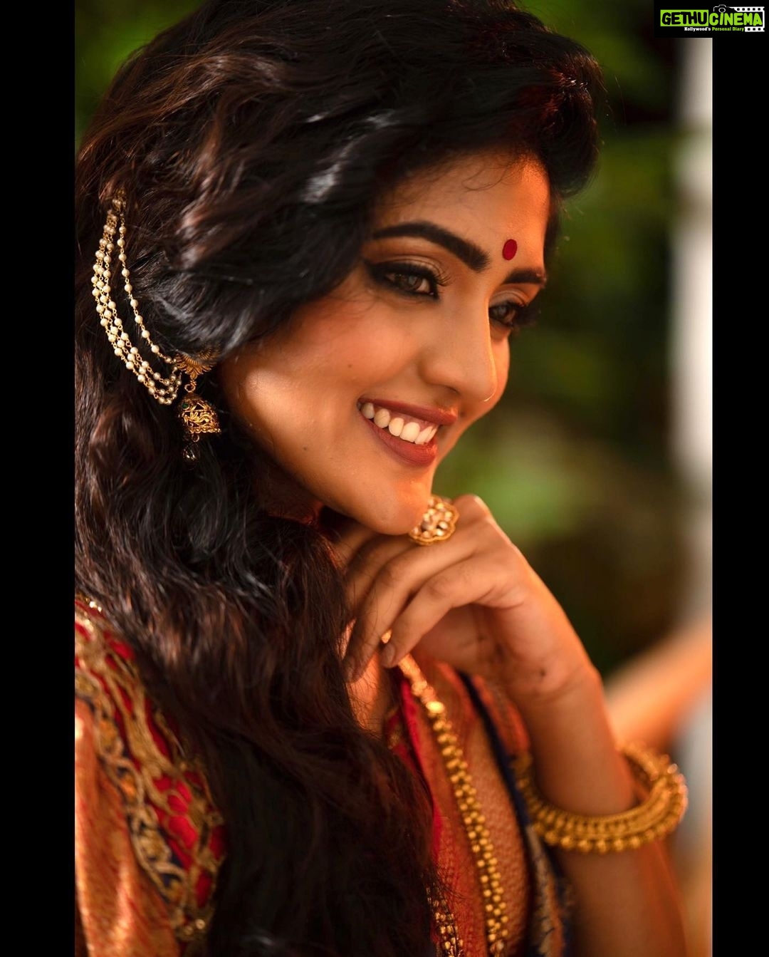 Eesha Rebba Instagram - In a world full of trends ,sometimes I just want to wear something classic ❤️ . . Outfit - @aditiagarwal_official MUA - @Makeupbyharita Hairstylist - @amar.hairstylist Jewellery: @hyderabadi_pearl