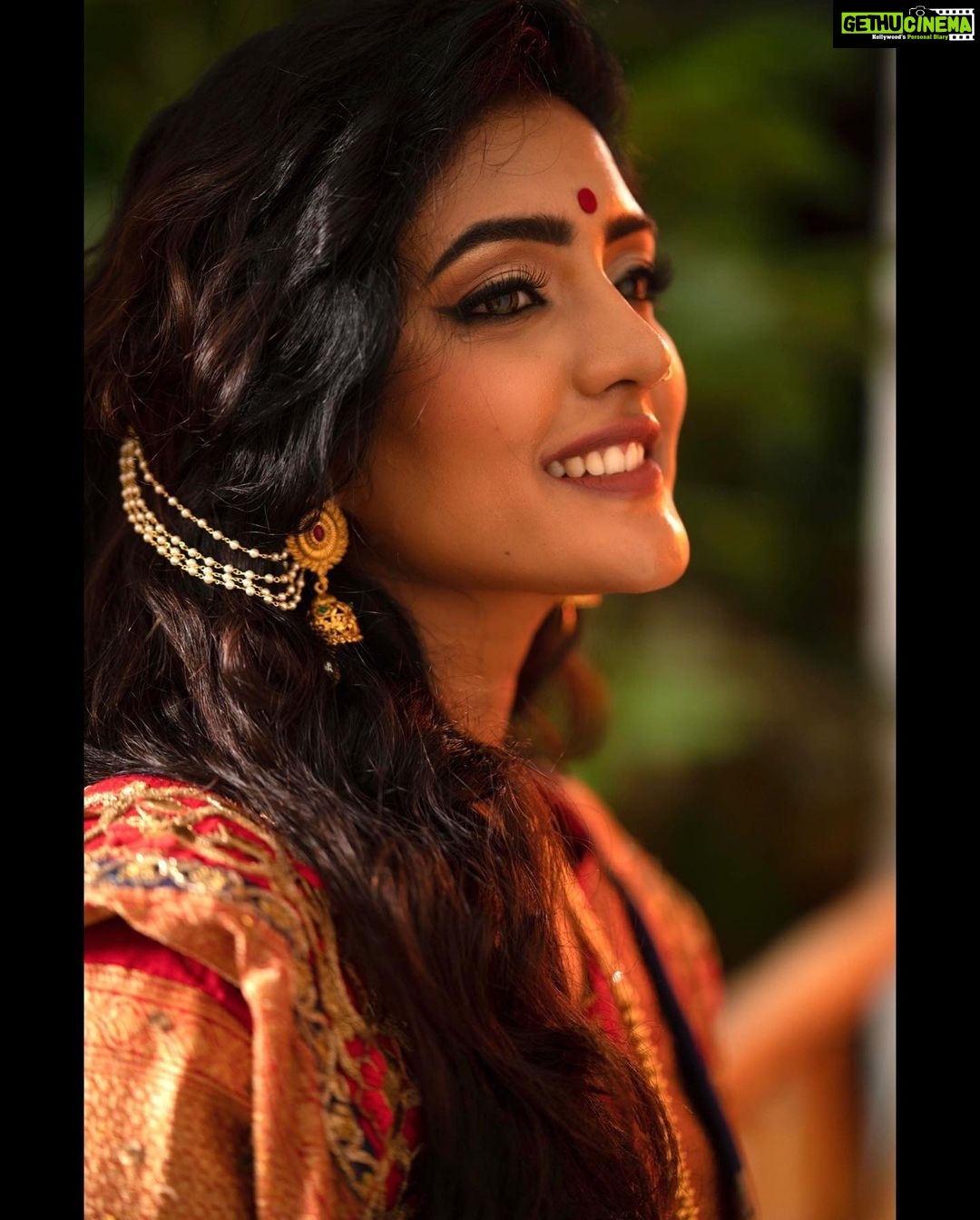 Eesha Rebba Instagram - In a world full of trends ,sometimes I just want to wear something classic ❤️ . . Outfit - @aditiagarwal_official MUA - @Makeupbyharita Hairstylist - @amar.hairstylist Jewellery: @hyderabadi_pearl