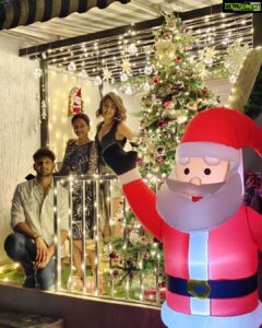 Erica Fernandes Instagram - Wishing you all a Merry Merry Christmas 2021!!! 
#aboutlastnight 
We missed you @aakanshashukla0803 @shaheernsheikh @supriyapilgaonkar @harshad_chopda @udaytikekar @poojabanerjeee Damn why do you'll have to shoot on Christmas Eve 😔