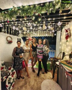 Erica Fernandes Instagram - Wishing you all a Merry Merry Christmas 2021!!! 
#aboutlastnight 
We missed you @aakanshashukla0803 @shaheernsheikh @supriyapilgaonkar @harshad_chopda @udaytikekar @poojabanerjeee Damn why do you'll have to shoot on Christmas Eve 😔