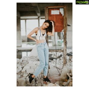 Erica Fernandes Instagram - Lets go back in time with the retro feels .
Hair @hair_by_rahulsharma 
📷 @bhosale_sidd 
#retro #curlyhair #instagood