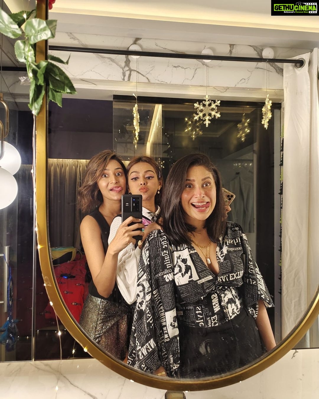 Erica Fernandes Instagram - That's me by myself and then swipe left to see me with my girls 🤭 #bff #christmas #ericafernandes