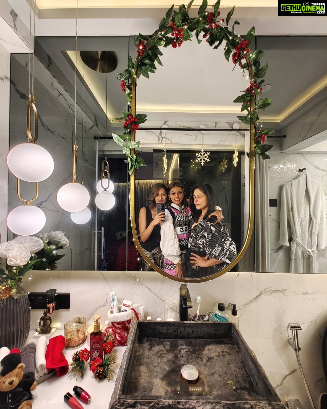 Erica Fernandes Instagram - That's me by myself and then swipe left to see me with my girls 🤭 #bff #christmas #ericafernandes