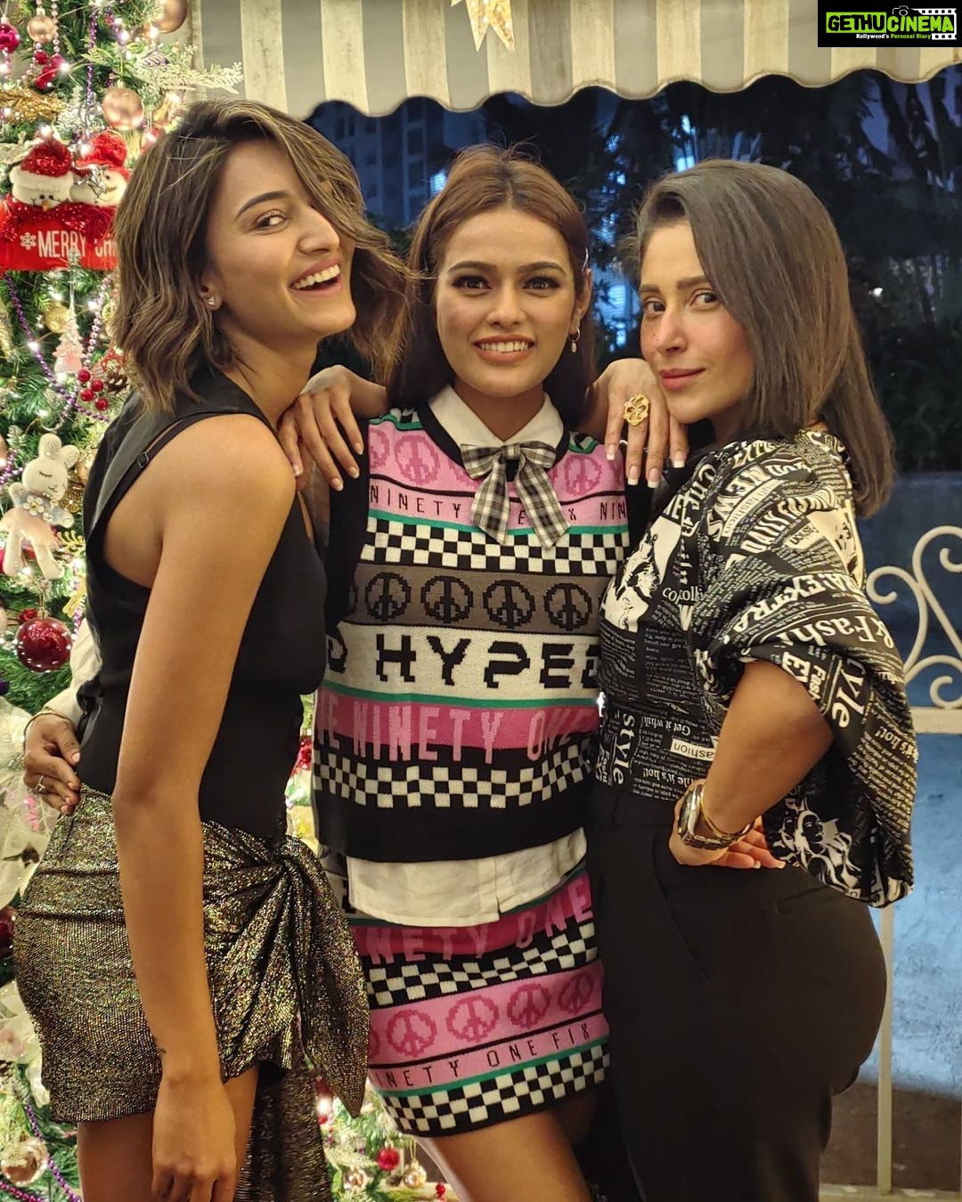 Erica Fernandes Instagram - That's me by myself and then swipe left to see me with my girls 🤭 #bff #christmas #ericafernandes