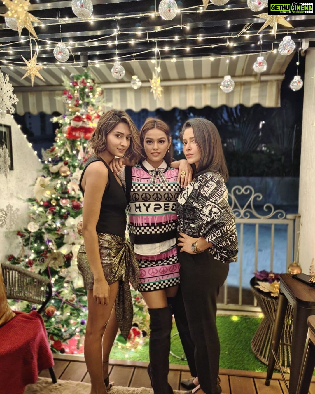 Erica Fernandes Instagram - That's me by myself and then swipe left to see me with my girls 🤭 #bff #christmas #ericafernandes