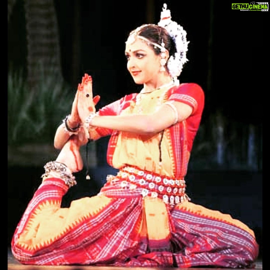 Esha Deol Instagram - Today is international dance day & I take immense pride in my contribution towards our #indianclassicaldance .... being an #odissidancer from a very young age & having performed on stage all over our country & internationally ..... I give complete credit to my guru ji @guruatibudhi for imbibing so much discipline & grace in me . Wishing all the dancers around the world .... my sister @a_tribe & my mum @dreamgirlhemamalini #happyinternationaldanceday #throwbackthursday #indian #indiandance #stayhomestaysafe ๐งฟโฅ๏ธ๐๐ผ