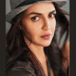 Esha Deol Instagram - Hat it & hit it @palsandpeers #photography by @popmercy #wednesdayvibes #eshadeol #eshadeoltakhtani make up @narendrajadhav448 hair Jaya surve