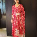 Esha Deol Instagram – May the blessings & prosperity of the festival be with you & your family today & always 🙏🏼♥️🧿💓
#happypongal
#happymakarsankranti

Wearing this beautiful outfit by @aachho 
Styled by @kareenparwani 
Handmade bangles by suman chauhan @angelfamily67