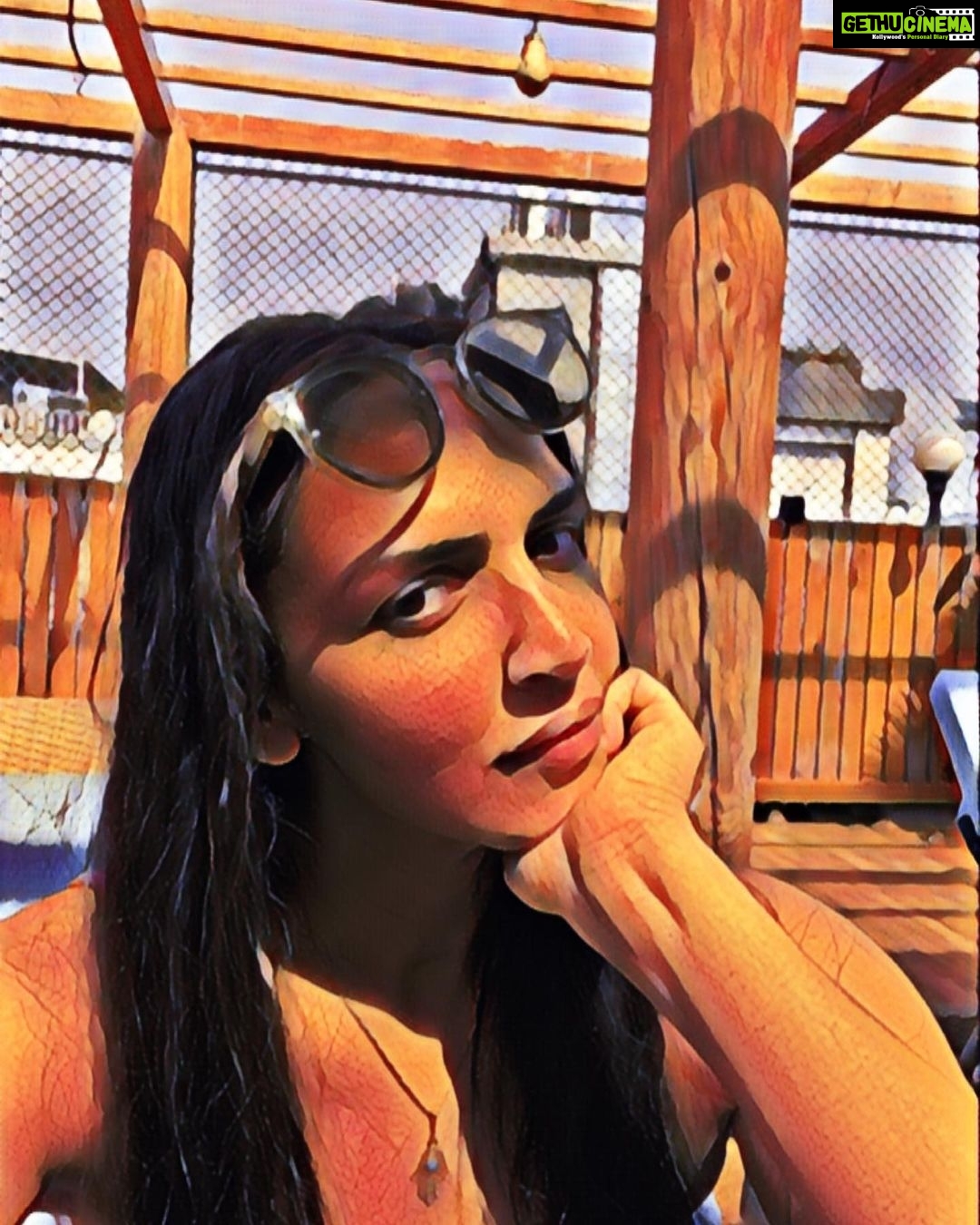 Esha Deol Instagram - ☀️ day vibes ♥️✌🏻 & 80’s music #sundayvibes