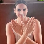 Esha Deol Instagram – By posting a picture of the ‘wings pose’, I am supporting the #HaathDhoChallenge – conceived by @DharmaLifeIndia – to raise awareness and funds Visit their page to know more, and donate so that we reach our goal of supporting 10,000 children through this campaign. Inviting @farahkhanali @abhaydeol @madhoo_rockstar @celinajaitlyofficial to strike the wings pose and take part in the #HaathDhoChallenge.