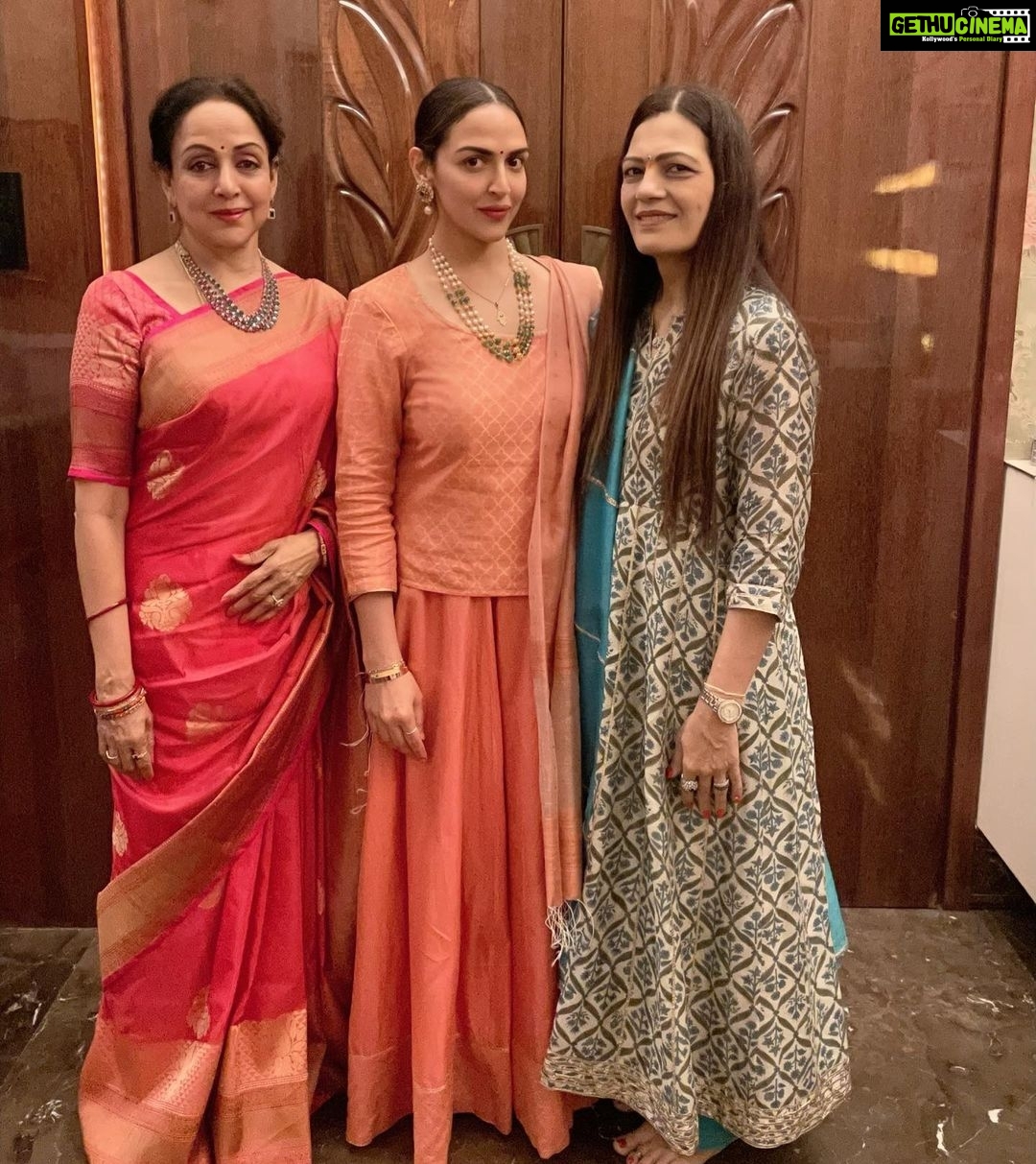 Esha Deol Instagram - Diwali celebrations at home with my beautiful ladies by my side my mother @dreamgirlhemamalini , mum in law @pujatakhtani & loved ones #happydiwali #family #homesweethome