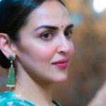 Esha Deol Instagram - To everyone who believes in the power of our divine mother let’s pray for a better tomorrow filled with positivity, love, respect and gratitude towards each other ♥️🙏🏼🧿 #happynavratri stay strong, healthy & happy! 💓Ladies check out @mehrfinejewellery to get these stunning earrings I’m wearing .