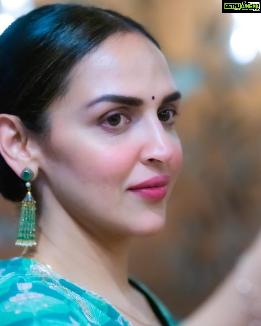 Esha Deol Instagram - To everyone who believes in the power of our divine mother let’s pray for a better tomorrow filled with positivity, love, respect and gratitude towards each other ♥️🙏🏼🧿 #happynavratri stay strong, healthy & happy! 💓Ladies check out @mehrfinejewellery to get these stunning earrings I’m wearing .