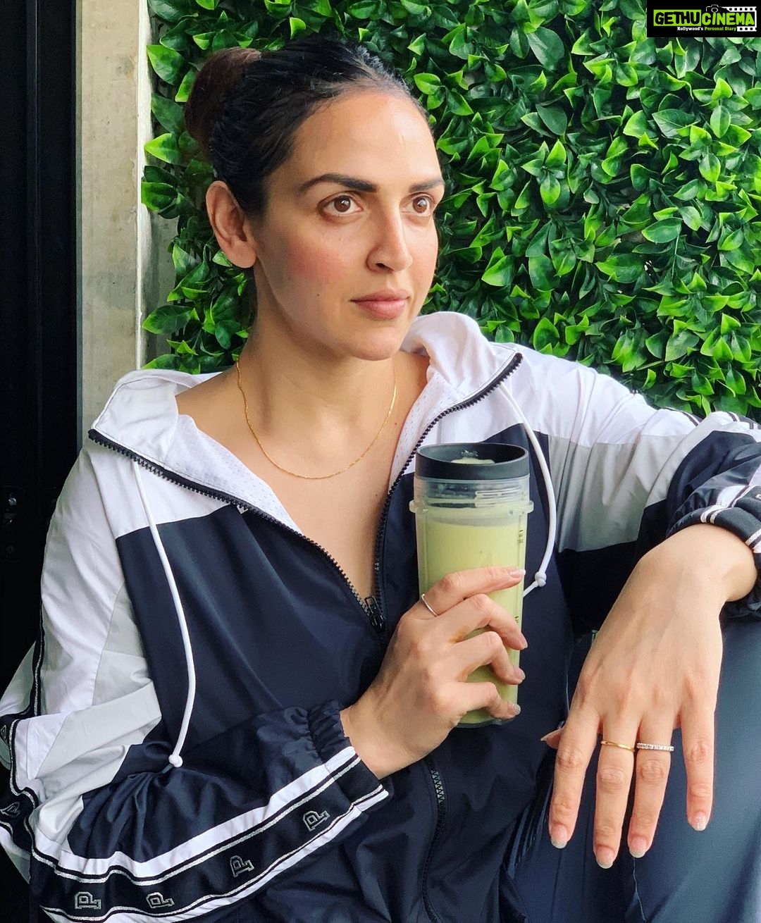 Esha Deol Instagram - Started off the day feeling so good! Did a full body workout and made myself a post work-out protein shake with @soulfuelindia vanilla whey. If you’re like me and particular about the quality of protein, then I’d highly recommend SoulFuel - it has no steroids or added sugar or artificial sweeteners. Just authentic, clean protein - it never makes me feel bloated. A big shout-out to my friends @drmuffi and @prikaul75 for making this #cleanprotein, one of the few in India. #genuineuser #stayfit #morningworkouts