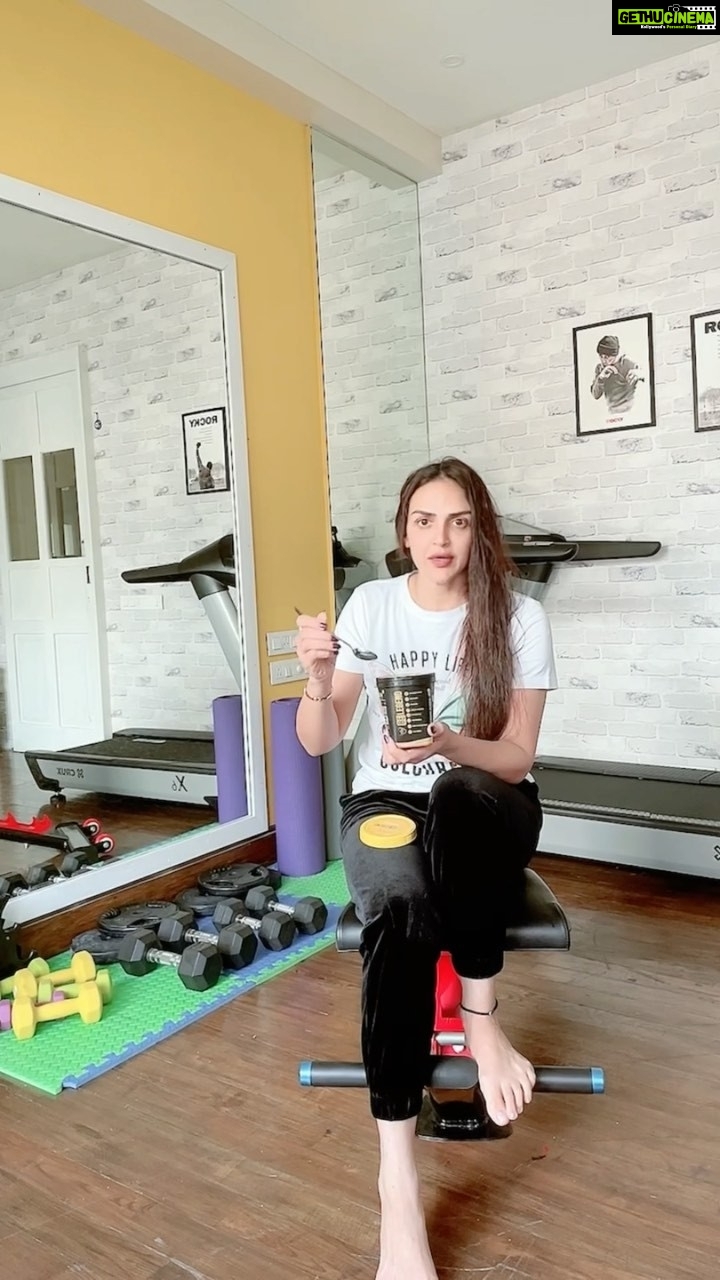 Esha Deol Instagram - With this perfectly delicious #penutbutter in my hands how can I skip a workout even though it’s a Sunday #belegendessentials omg it’s really so good. Congratulations my brother @miihiersinghofficial this one’s a sure shot . @sergiconstance @belegendessentials #stayfit 💪🏼 #sundayvibes