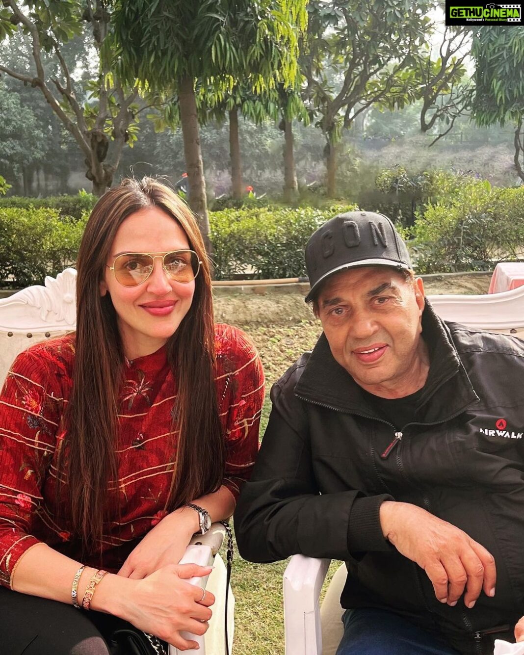 Esha Deol Instagram - Happy birthday papa be happy,healthy,strong & fit🧿 I love you 🤗 Stay blessed ♥️ U are our strength 💪🏼 @aapkadharam #happybirthday #happybirthdaydharmendra #fatherdaughter