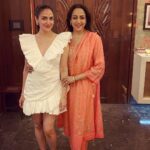 Esha Deol Instagram - Had a lovely birthday celebration with my loved ones. 🥳 I want to thank each and everyone of you for the lovely birthday wishes & blessings. I have personally read & seen all the wishes you all have sent me & I am truly touched with so much love coming my way. Love & gratitude ♥️🙏🏼🧿🤗 #happybirthday #happybirthdayEshaDeol #birthdaycelebration #gratitude Thank you to all my peeps for making it special @dreamgirlhemamalini @bharattakhtani3 @a_tribe @abhaydeol @tusshark89 #fardeenkhan @rastar119 @fitnesswithsatya @mistergautam @smriti_khanna @dalalkunal @fazaashroffgarg @virajvelinker @adapt_studios @menuscriptfoodstories @delcakes.in #aboutlastnight