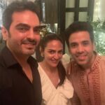 Esha Deol Instagram – Had a lovely birthday celebration with my loved ones. 🥳
I want to thank each and everyone of you for the lovely birthday wishes & blessings. 
I have personally read & seen all the wishes you all have sent me & I am truly touched with so much love coming my way. 
Love & gratitude 
♥️🙏🏼🧿🤗

#happybirthday #happybirthdayEshaDeol 
#birthdaycelebration
#gratitude 

Thank you to all my peeps for making it special @dreamgirlhemamalini @bharattakhtani3 @a_tribe @abhaydeol @tusshark89 #fardeenkhan @rastar119 @fitnesswithsatya @mistergautam @smriti_khanna @dalalkunal @fazaashroffgarg @virajvelinker @adapt_studios @menuscriptfoodstories @delcakes.in #aboutlastnight