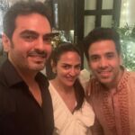 Esha Deol Instagram - Had a lovely birthday celebration with my loved ones. 🥳 I want to thank each and everyone of you for the lovely birthday wishes & blessings. I have personally read & seen all the wishes you all have sent me & I am truly touched with so much love coming my way. Love & gratitude ♥️🙏🏼🧿🤗 #happybirthday #happybirthdayEshaDeol #birthdaycelebration #gratitude Thank you to all my peeps for making it special @dreamgirlhemamalini @bharattakhtani3 @a_tribe @abhaydeol @tusshark89 #fardeenkhan @rastar119 @fitnesswithsatya @mistergautam @smriti_khanna @dalalkunal @fazaashroffgarg @virajvelinker @adapt_studios @menuscriptfoodstories @delcakes.in #aboutlastnight