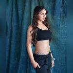 Esha Deol Instagram - Wash board eh !😉 @fitnesswithsatya Designer: @rockystarofficial @rockystar100 Photographer: @kevin.nunes.photography #nopainnogain #abs #washboardabs #stayfit #Mondaymotivation ♥️🧿