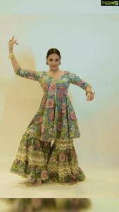 Esha Deol Instagram - Last 9 days were full of vibrant affirmations for a positive future. Just like every day the sun rises to give us a message that darkness will always be beaten by light. I hope we follow the same natural rule and enjoy the festival of good defeating evil. Happy Dussehra! ♥️🧿

Videography @urzun47

Styled by @kareenparwani 
Style team @styledbyanuja @anushkasolanki98

Hair & Make up: @_narendrajadhav_ & @surve.jaya 

@riddhiculouss @withvikram @sachinsensei
