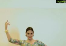 Esha Deol Instagram - Last 9 days were full of vibrant affirmations for a positive future. Just like every day the sun rises to give us a message that darkness will always be beaten by light. I hope we follow the same natural rule and enjoy the festival of good defeating evil. Happy Dussehra! ♥️🧿 Videography @urzun47 Styled by @kareenparwani Style team @styledbyanuja @anushkasolanki98 Hair & Make up: @_narendrajadhav_ & @surve.jaya @riddhiculouss @withvikram @sachinsensei