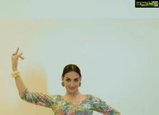 Esha Deol Instagram - Last 9 days were full of vibrant affirmations for a positive future. Just like every day the sun rises to give us a message that darkness will always be beaten by light. I hope we follow the same natural rule and enjoy the festival of good defeating evil. Happy Dussehra! ♥️🧿 Videography @urzun47 Styled by @kareenparwani Style team @styledbyanuja @anushkasolanki98 Hair & Make up: @_narendrajadhav_ & @surve.jaya @riddhiculouss @withvikram @sachinsensei