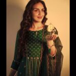 Esha Deol Instagram – The second day comes with the freshness of “Green”  which mean new beginnings and growth. 

On this day we worship Goddess Brahmacharini. She has a rosary in her right hand and Kamandala in her left hand. She signifies loyalty and wisdom in her devotee’s life. ♥️🧿

#Navratri2021 #Day2

Outfit by @label_kinjalmodi @stylegurukul
Jewellery by @kiara.jewelry 
Styled by @kareenparwani 
Style team @styledbyanuja @anushkasolanki98

Photographer: @popmercy @palsandpeersentairtainment 

Hair & Makeup: @_narendrajadhav_ & #JayaSurve

@withvikram @sachinsensei