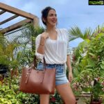 Esha Deol Instagram - I find the new VEGAN Kier Cactus Tote Bag by @Fossil super cool! It is eco-friendly, innovative and stylish. It's amazing to know that each bag is designed with material made from organically grown cactus leaves! 🌵🌵🌵 #ProPlanet #Fossilstyle #fossilindia @Fossil.IN