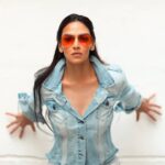 Esha Deol Instagram - My Monday has no blues it comes in different shades too! 🕶️ Photographer @popmercy @palsandpeersentertainment Hair and makeup: @surve.jaya @_narendrajadhav_