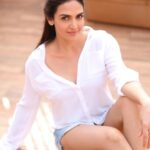 Esha Deol Instagram – For a morning person like me its that sunshine that keeps me going through the day! 🌞 
I take my Vitamin D intake very seriously, do you?

As, Bob Marley says, “When the morning, gather the rainbows…”🎼🎼

#sunshine #morning #vitaminD #sunday #weekendvibe #mood #sundayvibes