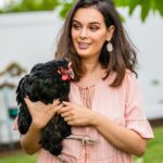 Evelyn Sharma Instagram - Finally did a new photoshoot and of course the chicken escaped… lol 🤦🏻‍♀️ we had to chase it around the yard for half an hour before I finally caught it!! 😅 🐓 #countrylife #australia #desigirl #countrygirl #chickensofinstagram #newphoto #comingsoon