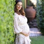 Evelyn Sharma Instagram - Parenting advice please? 😅 we’re so excited to step into this new role of parenthood, but after reading books and speaking to people it seems there’s nothing that can ever truly prepare you for it… 😱🤩👶🏽🥳 #babybhindi #babygirl #arrivingsoon #goodparenting #wingingit