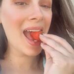 Evelyn Sharma Instagram - Everything is growing! The lawn, the veggies, and my belly… 🤰🏻 don’t you looove spring? 🥰